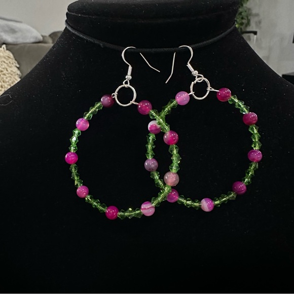 Fuchsia quartz beads and green crystals, 4 mm 2.25 mm hoops silver plated - Picture 3 of 3
